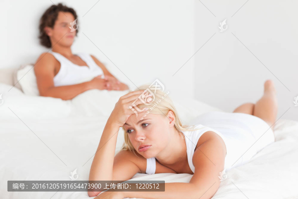 不安的年輕夫婦