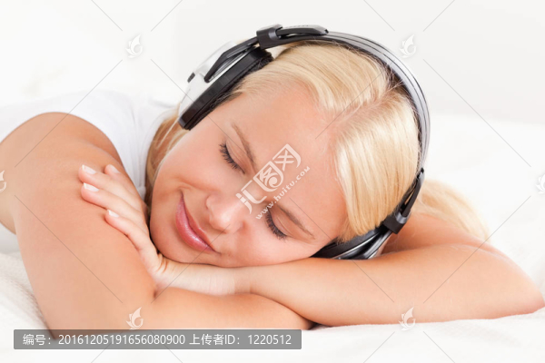 一個安靜的女人在享受音樂