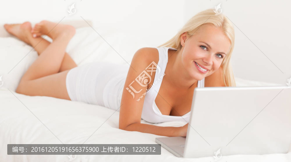 帶筆記本電腦的女人