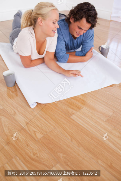 一對(duì)夫婦在一個(gè)計(jì)劃中看他們未來(lái)的房間