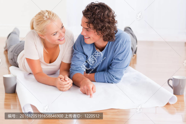 可愛(ài)的夫婦組織他們的新家