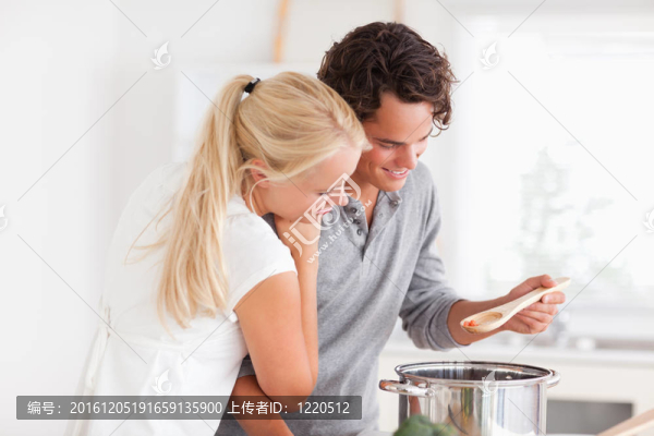 夫婦品嘗一餐