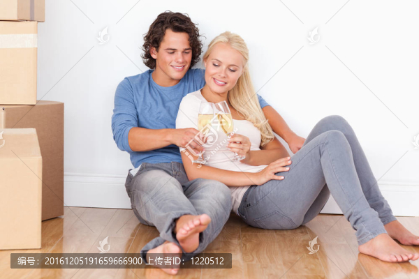 可愛的夫婦祝酒