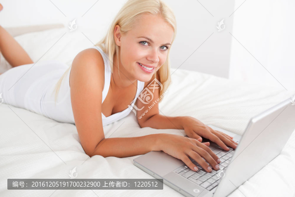 華麗的女人與筆記本電腦
