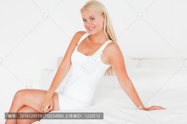 金發(fā)女子冒充