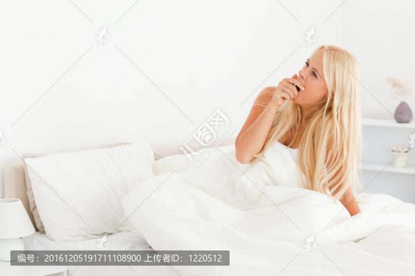 可愛的女人打哈欠
