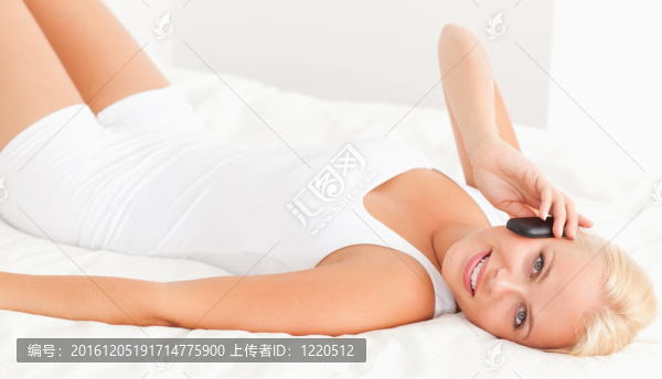 女人躺在她的背上打電話
