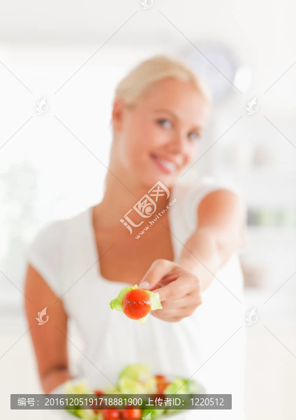 一個女人給番茄的肖像