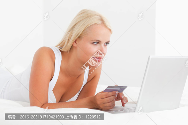 女子網(wǎng)上購(gòu)物