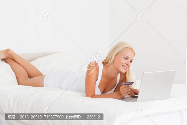 金發(fā)女人在線購物