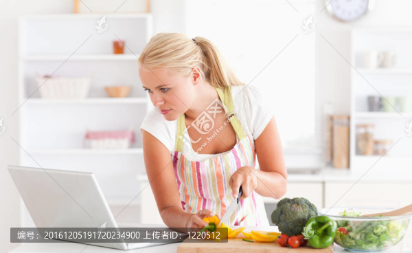 女人用筆記本做飯