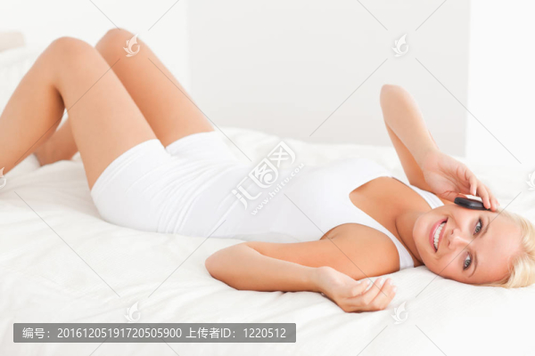 打電話的女人