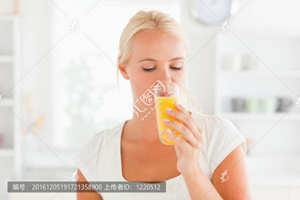 金發(fā)女人喝橙汁