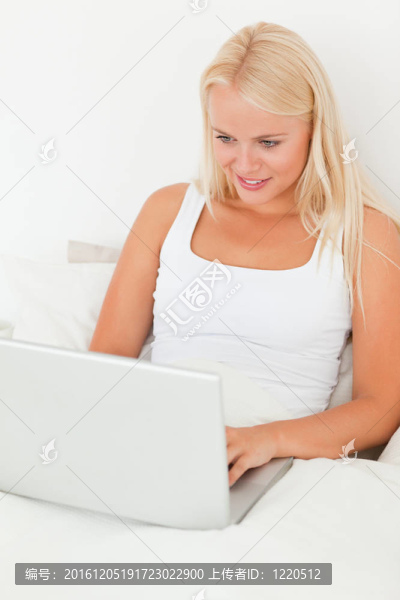 使用筆記本電腦的女性肖像