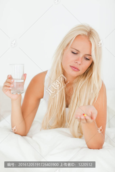 女人看藥丸的肖像
