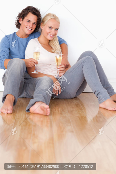 一對可愛的夫婦用閃閃發(fā)光的酒杯
