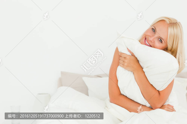 可愛(ài)的女人拿著枕頭