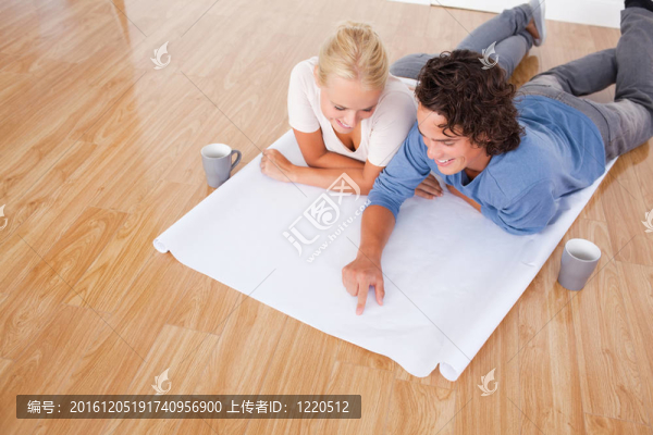 年輕人向未婚夫展示計(jì)劃的要點(diǎn)
