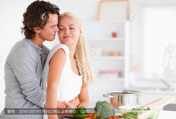 可愛的情侶擁抱做飯