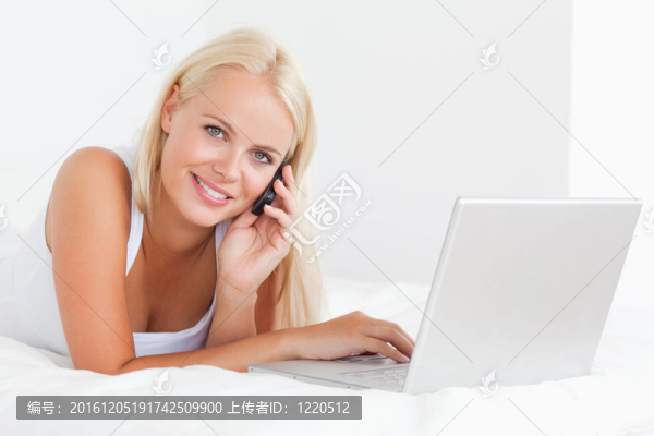 金發(fā)女人在電話里帶著筆記本
