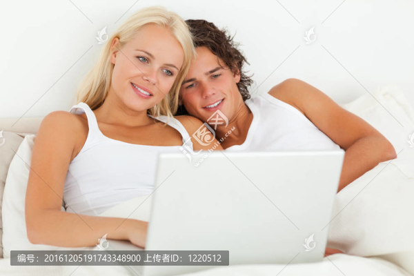 夫婦看電影與筆記本電腦