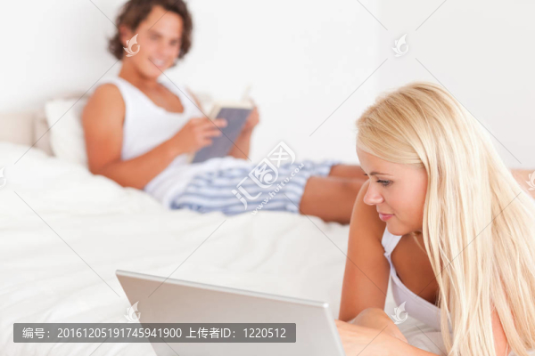 女人與筆記本，而她的未婚夫是一本書