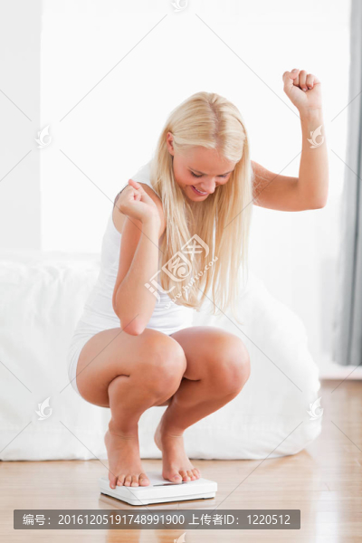 一個(gè)強(qiáng)健的女人蹲在秤的肖像