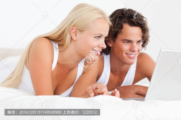 使用筆記本電腦的夫婦
