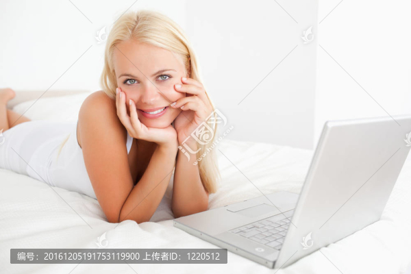 美女帶筆記本