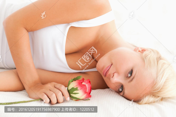 一個(gè)安靜的女人和一朵花