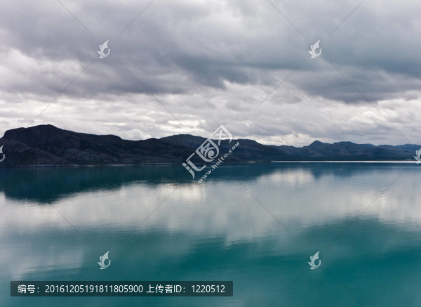 群山和峽灣觀；陰