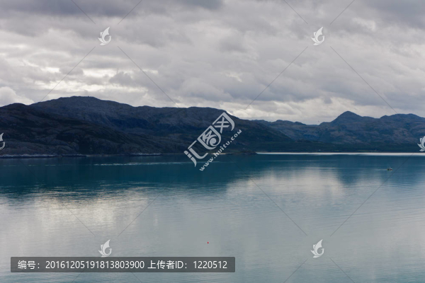 群山和峽灣觀；陰
