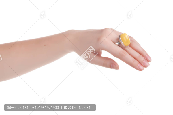 女人手和戒指。