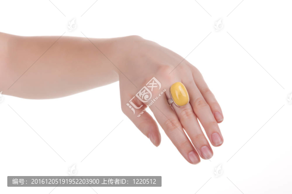 女人手和戒指。