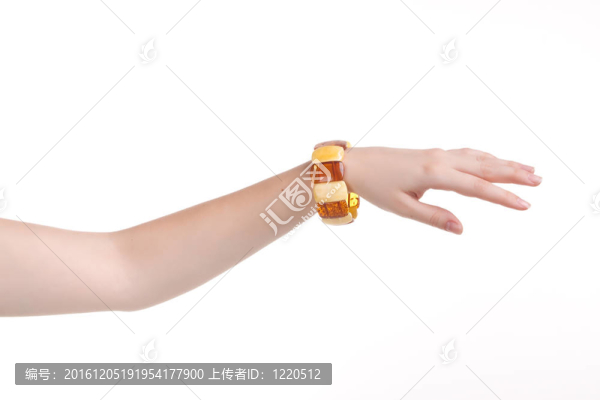 女人的手和手鐲。