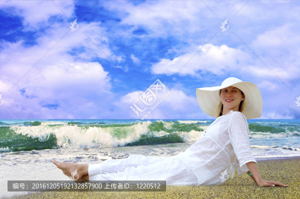年輕美麗的女人在沙灘上的白色