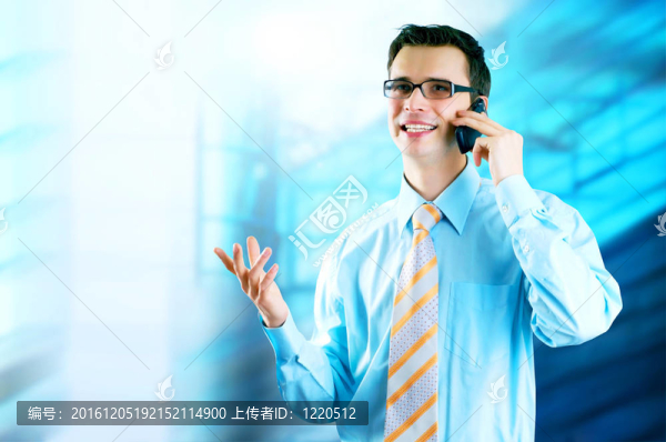 幸福商人站在商業(yè)背景上