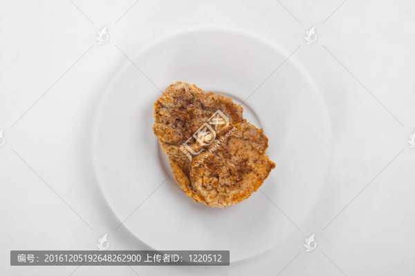 烤的肉在盤子里。