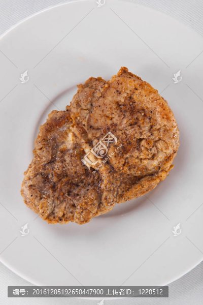 烤的肉在盤子里。