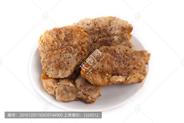 烤的肉在盤子里。