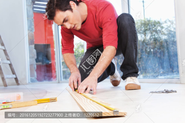 建筑師測(cè)量木板