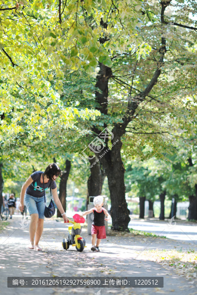 孩子和媽媽在公園玩得很開心