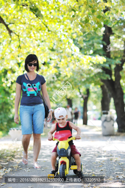 孩子和媽媽在公園玩得很開心