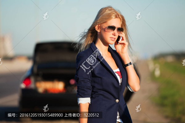 年輕女子呼救