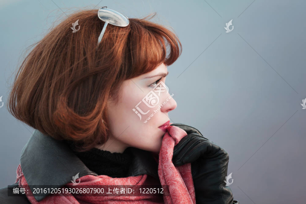 城市街道上的年輕女子