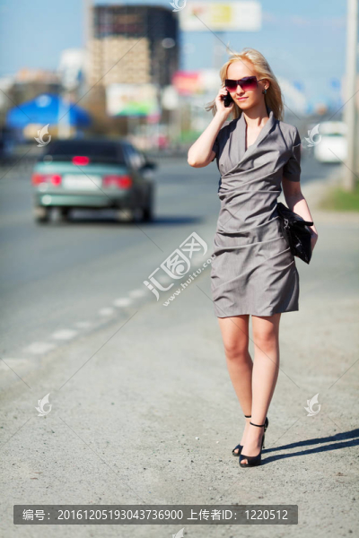 在城市街道上的年輕女子