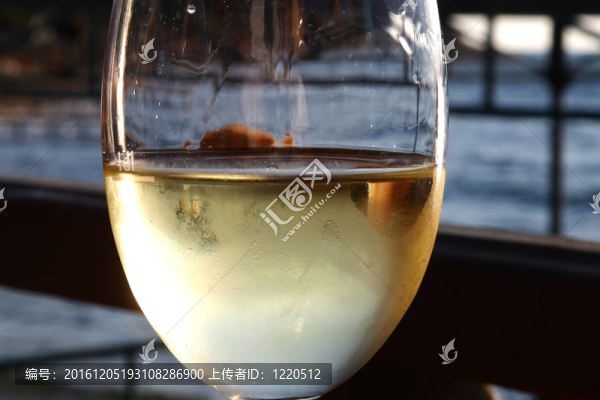 玻璃白葡萄酒