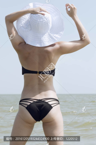 在大海的美麗的女人