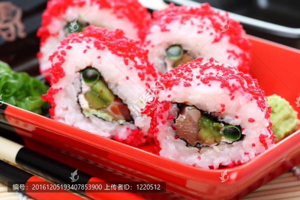Salmon,sushi,maki和魚子醬。