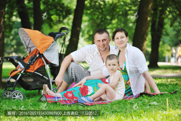 家人在公園放松和樂趣